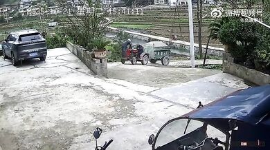 Nevydařená jízda traktorem do kopce