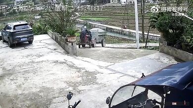 Nevydařená jízda traktorem do kopce