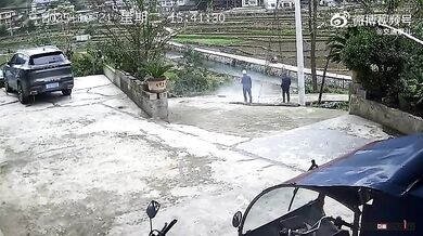 Nevydařená jízda traktorem do kopce