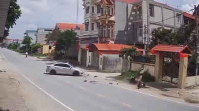 Řidič skútru se srazil s odbočujícím autem