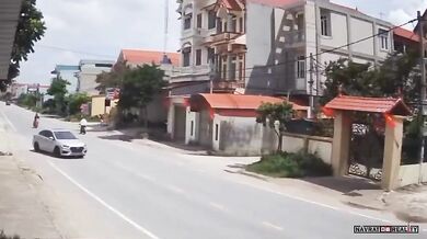 Řidič skútru se srazil s odbočujícím autem