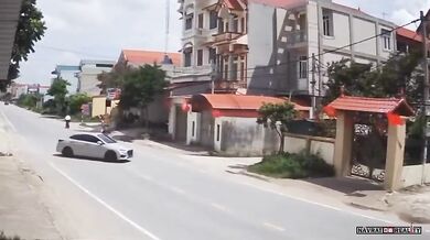 Řidič skútru se srazil s odbočujícím autem