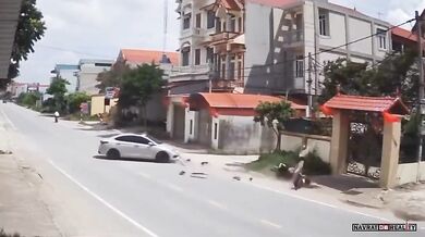 Řidič skútru se srazil s odbočujícím autem