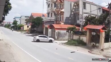 Řidič skútru se srazil s odbočujícím autem