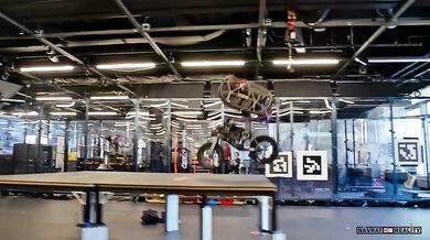 Revoluční robotické kolo zvládá jízdu, zatáčení i skoky díky umělé inteligenci