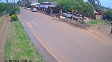 Motocykl se dvěma lidmi narazil do auta