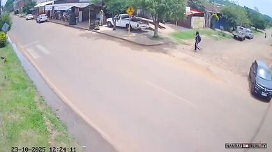 Motocykl se dvěma lidmi narazil do auta