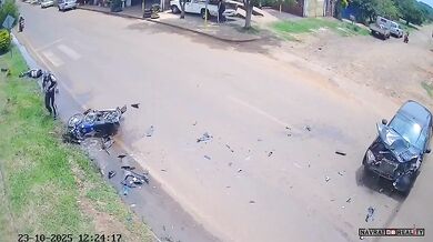 Motocykl se dvěma lidmi narazil do auta