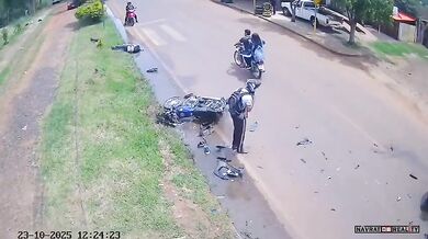 Motocykl se dvěma lidmi narazil do auta