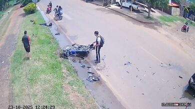 Motocykl se dvěma lidmi narazil do auta