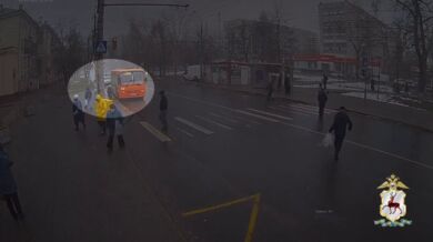 Řidiči autobusu hrozí až dva roky vězení za přejetí ženy