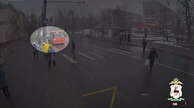 Řidiči autobusu hrozí až dva roky vězení za přejetí ženy