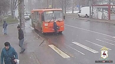 Řidiči autobusu hrozí až dva roky vězení za přejetí ženy