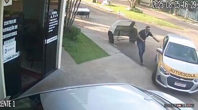 Žákyně autoškoly v Brazílii při výcviku nabourala do budovy vlastní autoškoly