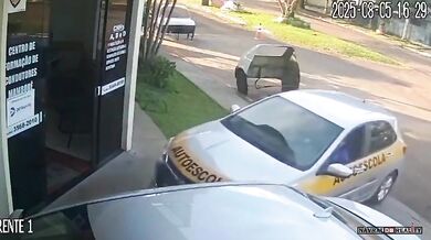 Žákyně autoškoly v Brazílii při výcviku nabourala do budovy vlastní autoškoly