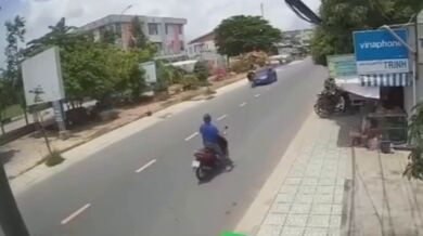 Kuriózní nehoda skútrařů