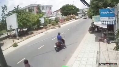 Kuriózní nehoda skútrařů