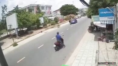 Kuriózní nehoda skútrařů