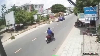 Kuriózní nehoda skútrařů