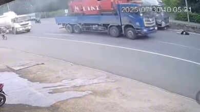 Nehoda skútraře při přejíždění silnice