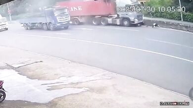 Nehoda skútraře při přejíždění silnice