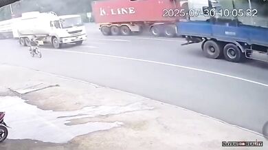 Nehoda skútraře při přejíždění silnice