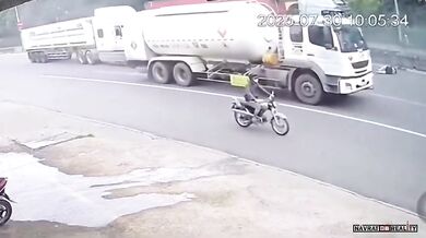 Nehoda skútraře při přejíždění silnice