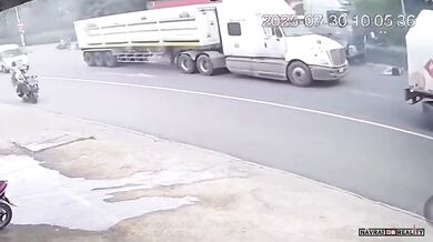 Nehoda skútraře při přejíždění silnice