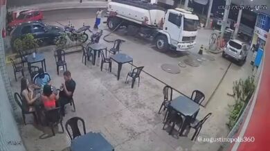 Muž si zapálil cigaretu na čerpací stanici a málem způsobil tragédii