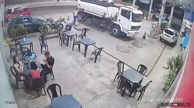 Muž si zapálil cigaretu na čerpací stanici a málem způsobil tragédii