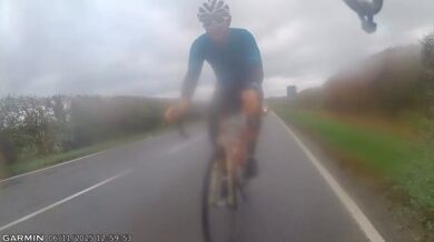 Cyklista jen o fous unikl srážce automobilem