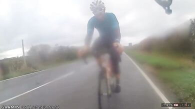 Cyklista jen o fous unikl srážce automobilem