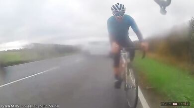 Cyklista jen o fous unikl srážce automobilem