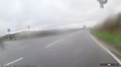 Cyklista jen o fous unikl srážce automobilem