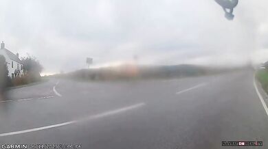 Cyklista jen o fous unikl srážce automobilem