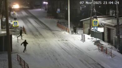 Autobus srazil sloup vysokého napětí a málem srazil skupinu chodců