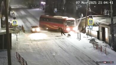 Autobus srazil sloup vysokého napětí a málem srazil skupinu chodců