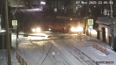 Autobus srazil sloup vysokého napětí a málem srazil skupinu chodců