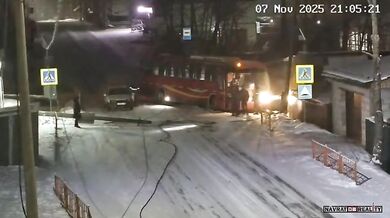 Autobus srazil sloup vysokého napětí a málem srazil skupinu chodců