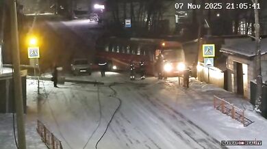 Autobus srazil sloup vysokého napětí a málem srazil skupinu chodců