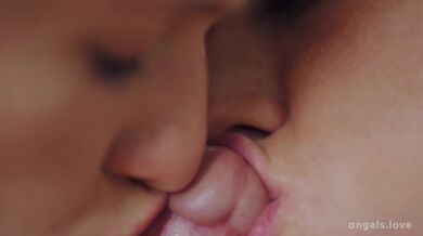 Holly Molly a Stacy Cruz v porno trojce