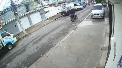 Brutální konec pokusu o loupež: Jeden podezřelý usmrcen po srážce s autem