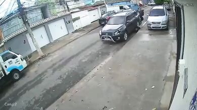 Brutální konec pokusu o loupež: Jeden podezřelý usmrcen po srážce s autem