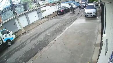 Brutální konec pokusu o loupež: Jeden podezřelý usmrcen po srážce s autem