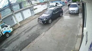 Brutální konec pokusu o loupež: Jeden podezřelý usmrcen po srážce s autem