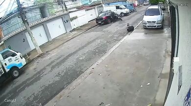 Brutální konec pokusu o loupež: Jeden podezřelý usmrcen po srážce s autem