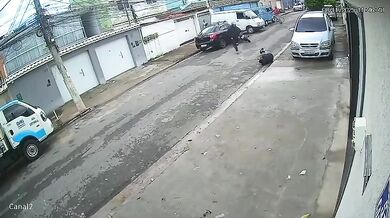 Brutální konec pokusu o loupež: Jeden podezřelý usmrcen po srážce s autem