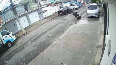 Brutální konec pokusu o loupež: Jeden podezřelý usmrcen po srážce s autem