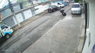 Brutální konec pokusu o loupež: Jeden podezřelý usmrcen po srážce s autem