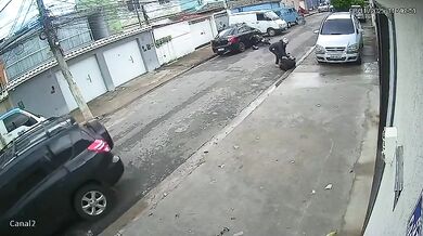 Brutální konec pokusu o loupež: Jeden podezřelý usmrcen po srážce s autem